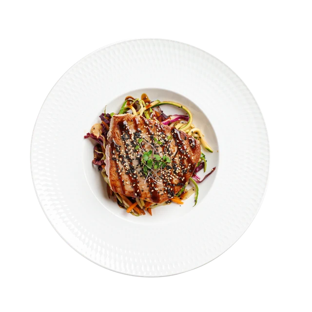 Ψητό κρέας πάνω σε λαχανικά με noodles σε λευκό πιάτο